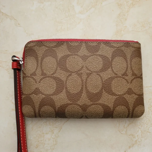 NWT! 🥳HOST PICK🥳 Coach Strawberry 🍓 Print Wristlet! - Picture 2 of 8